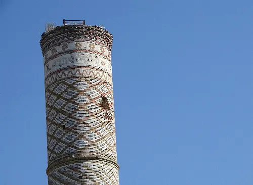 ترميم المنارة ودهانها